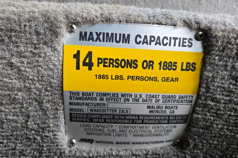 Slide: The Image of Capacity label for 2004 Malibu Wakesetter 23 LSV: 14 persons or 1885 lbs. - 70