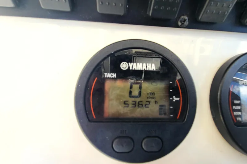 Slide: The Image of Yamaha tachometer on 2017 Sea Hunt Ultra 225 boat, displaying 5362 hours. - 8