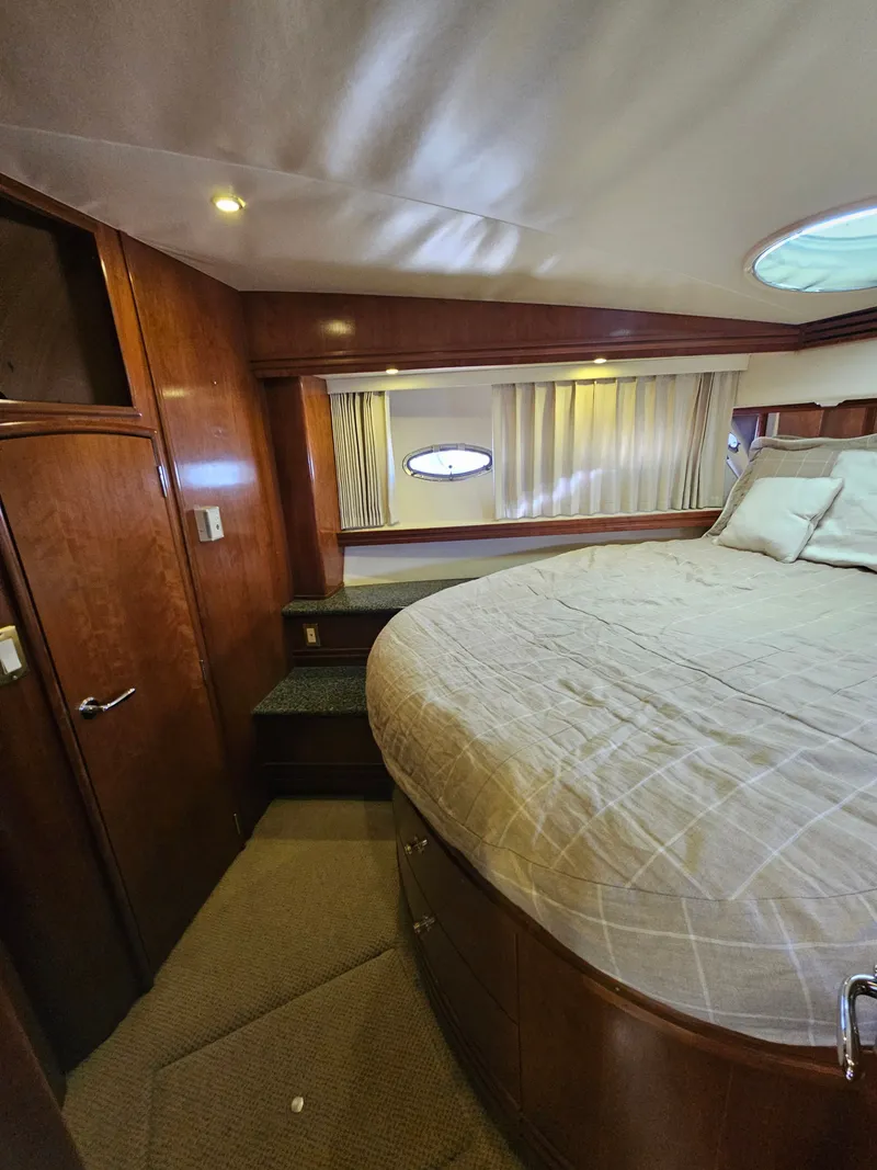 Slide: The Image of Luxurious bedroom in Carver 530 Voyager Pilothouse, 1999 model. - 25