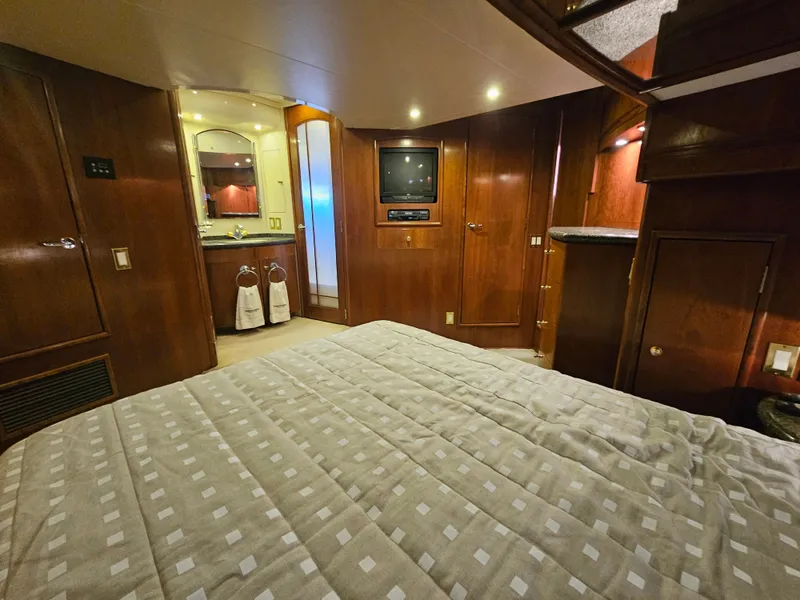 Slide: The Image of Interior of 1999 Carver 530 Voyager Pilothouse yacht cabin. - 31