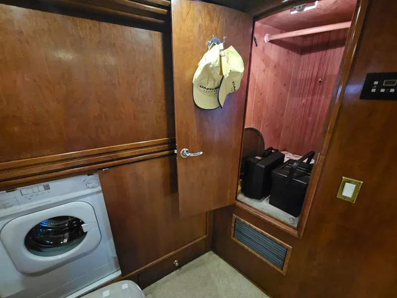 Slide: The Image of Interior of 1999 Carver 530 Voyager Pilothouse with washing machine. - 37