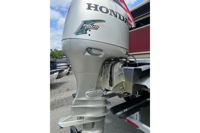 Slide: The Image of Honda four-stroke outboard motor on 2008 Sylvan 8523 Mandalay RE boat. - 39