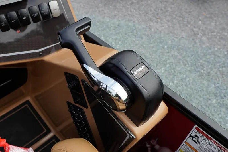 Slide: The Image of Throttle control of 2026 SunCatcher Fusion 324RC boat, featuring Yamaha branding. - 25
