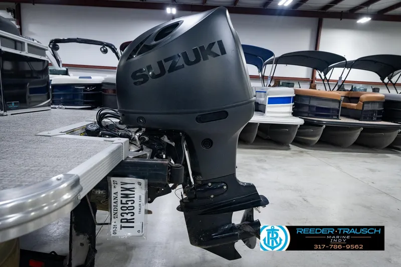 Slide: The Image of 2025 Avalon 2385 LSZ ENT with Suzuki outboard motor in showroom. - 52
