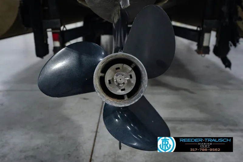 Slide: The Image of Close-up of Avalon 2385 LSZ ENT 2025 boat propeller in a showroom. - 55