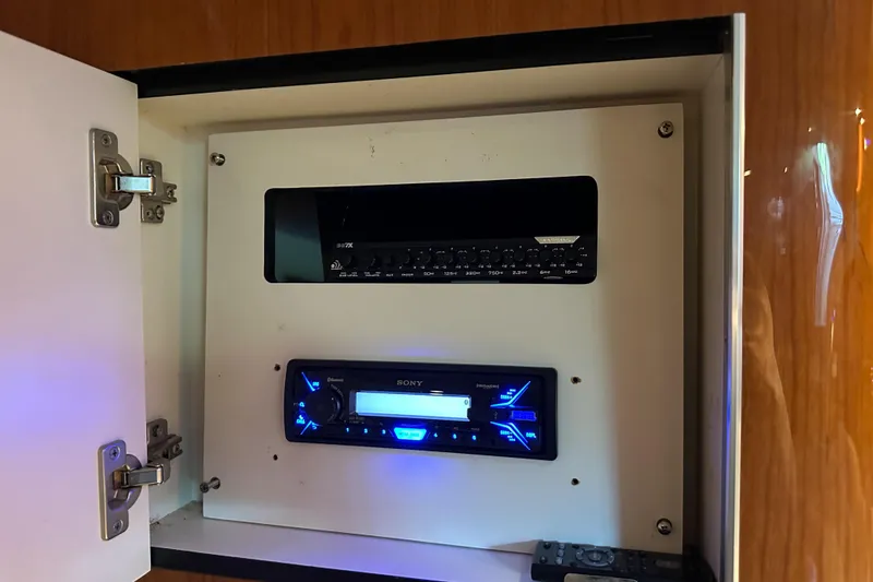 Slide: The Image of Audio system in a 2001 Sea Ray 410 Sundancer boat cabinet. - 34