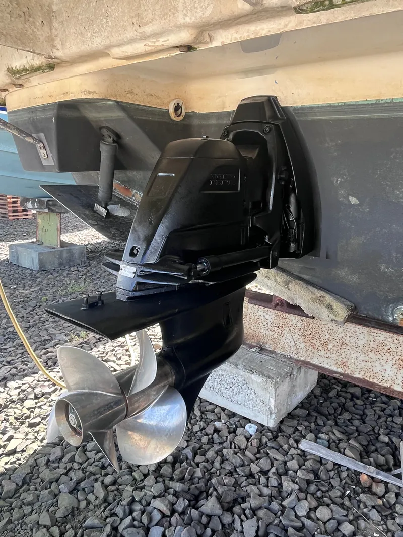 Slide: The Image of 2007 Regal 3360 Window Express boat motor and propeller. - 4