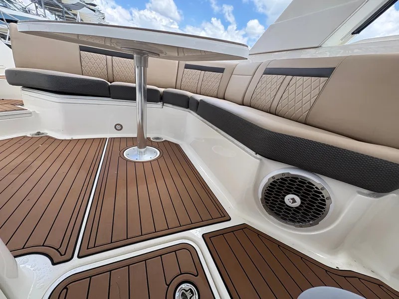 Slide: The Image of Sea Ray SLX 310 Outboard 2018 - 10