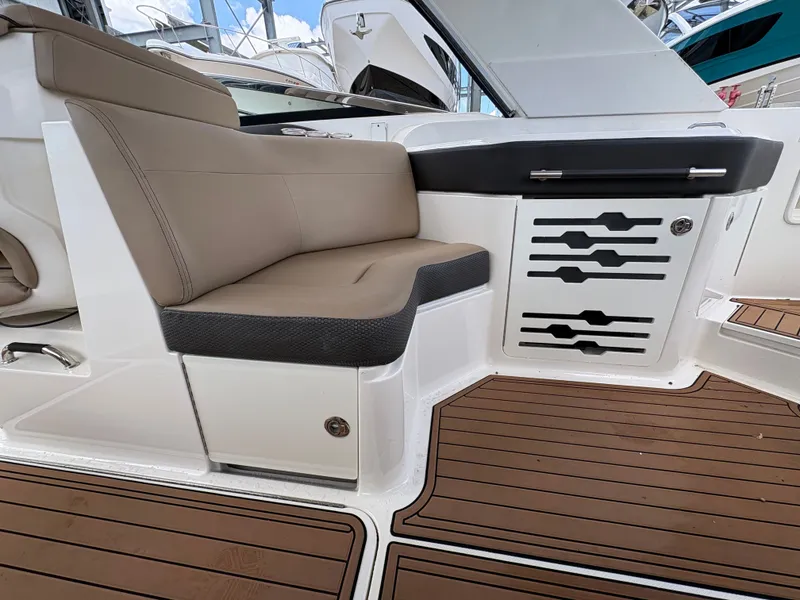 Slide: The Image of Sea Ray SLX 310 Outboard 2018 - 11
