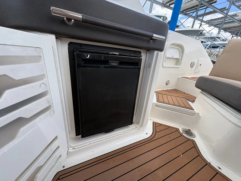 Slide: The Image of Sea Ray SLX 310 Outboard 2018 - 12