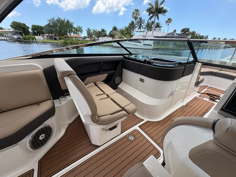 Slide: The Image of Sea Ray SLX 310 Outboard 2018 - 14