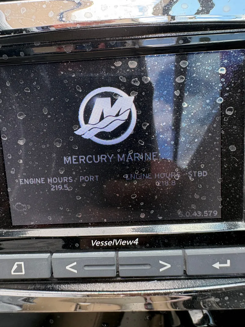 Slide: The Image of Sea Ray SLX 310 Outboard 2018 - 17