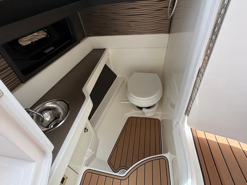 Slide: The Image of Sea Ray SLX 310 Outboard 2018 - 22