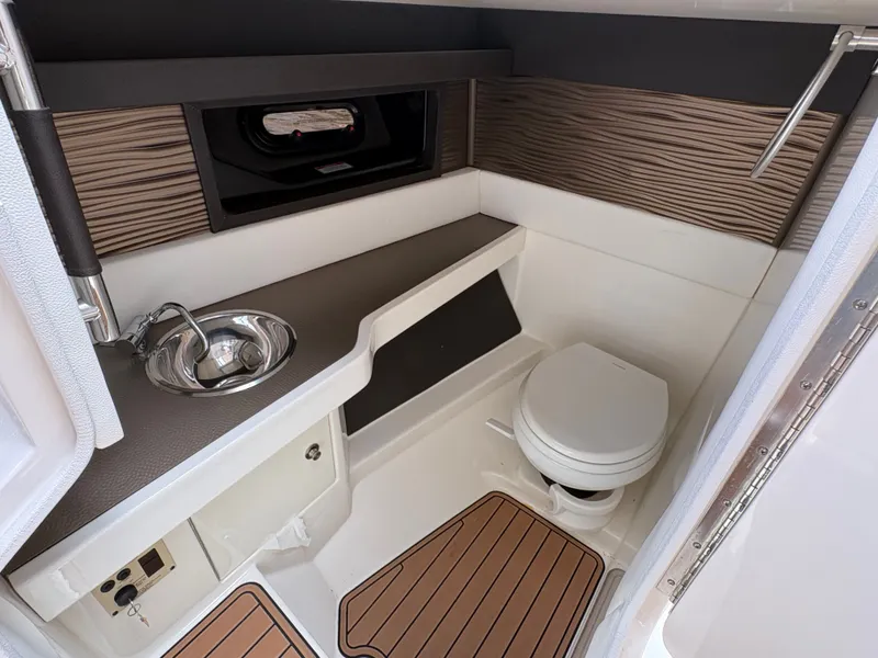 Slide: The Image of Sea Ray SLX 310 Outboard 2018 - 23