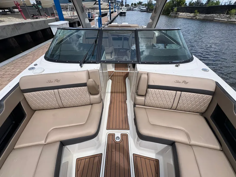 Slide: The Image of Sea Ray SLX 310 Outboard 2018 - 26