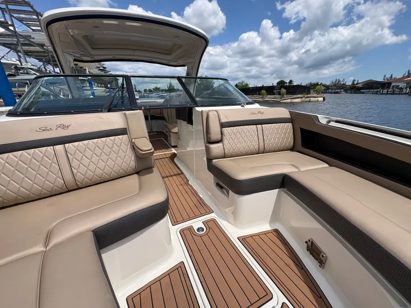 Slide: The Image of Sea Ray SLX 310 Outboard 2018 - 28