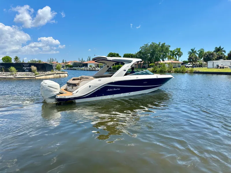 Slide: The Image of Sea Ray SLX 310 Outboard 2018 - 33