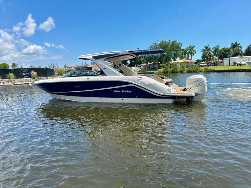 Slide: The Image of Sea Ray SLX 310 Outboard 2018 - 38