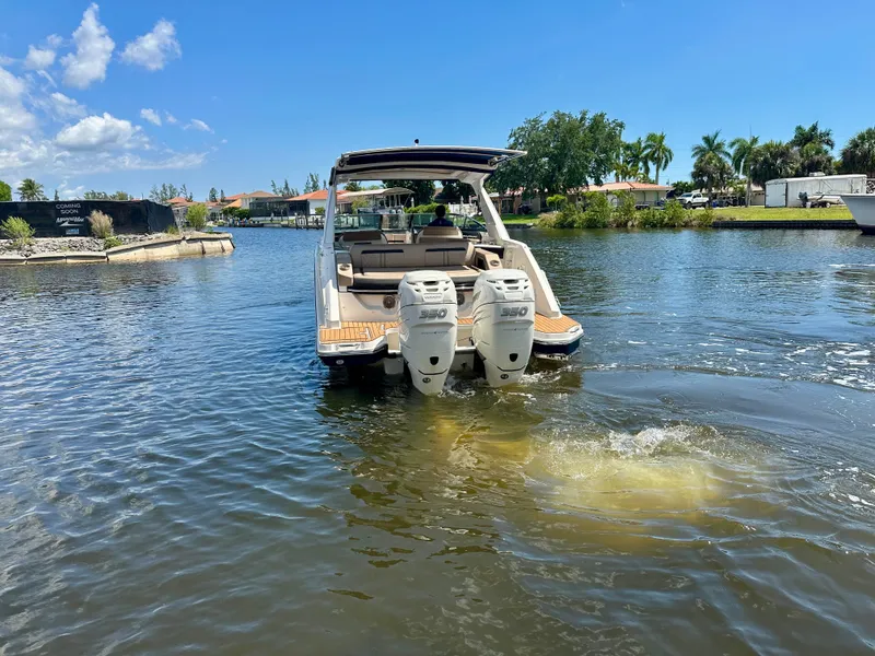 Slide: The Image of Sea Ray SLX 310 Outboard 2018 - 41