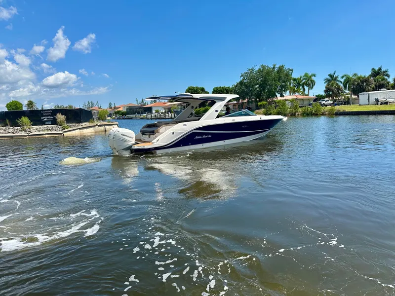 Slide: The Image of Sea Ray SLX 310 Outboard 2018 - 42