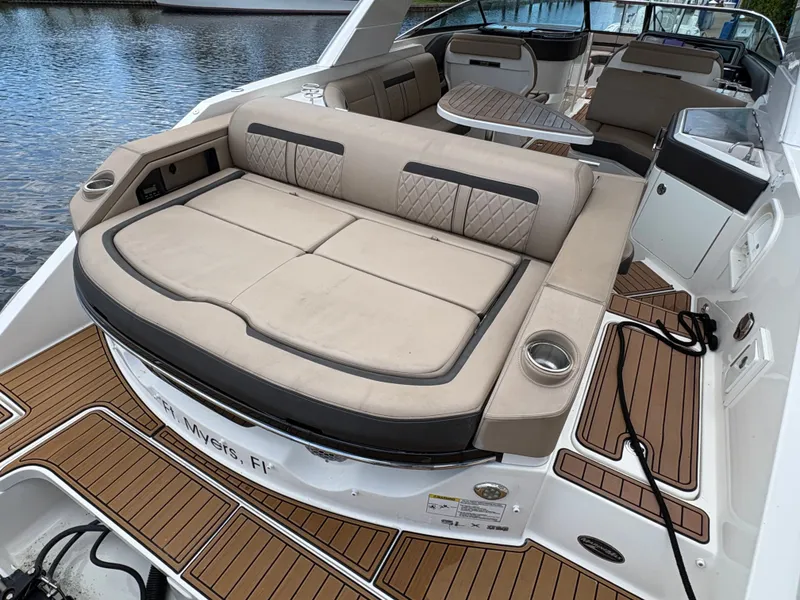 Slide: The Image of Sea Ray SLX 310 Outboard 2018 - 6