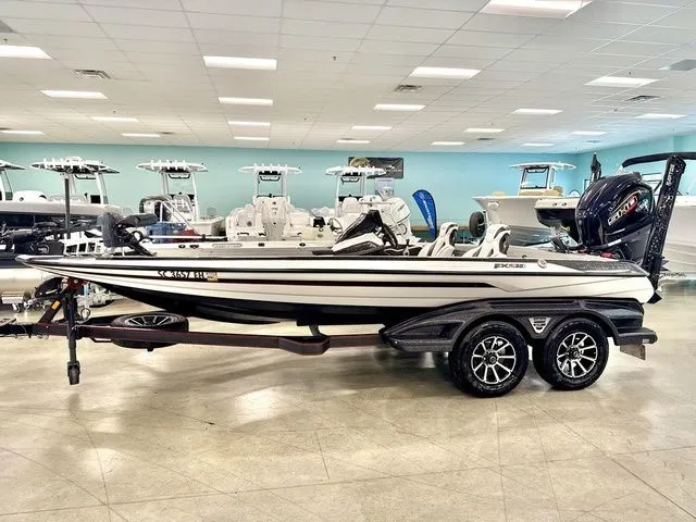 The Image of 2026 Skeeter FXR20 Apex boat in showroom. - 1