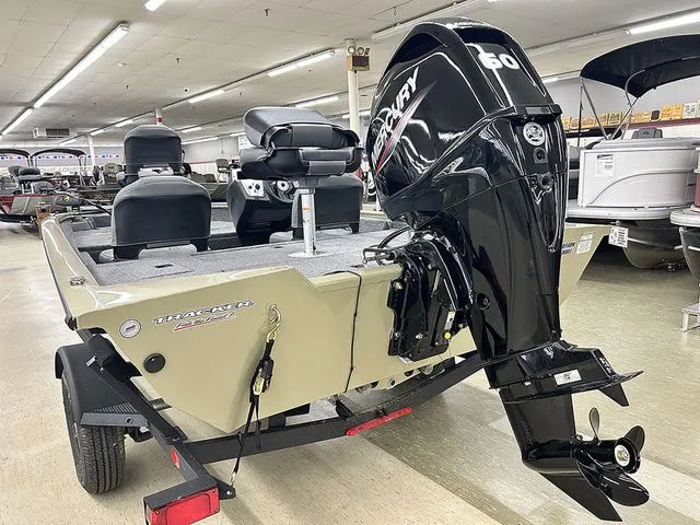 Slide: The Image of 2026 Tracker Pro Team 175 Crappie Edition boat with Mercury engine. - 10