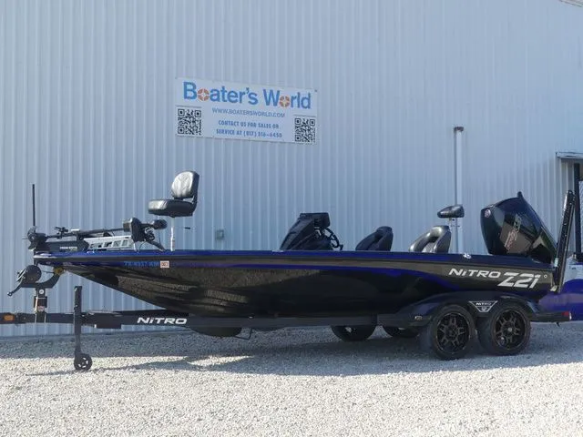 The Image of 2022 Nitro Z21 Pro boat in front of Boater's World building. - 1