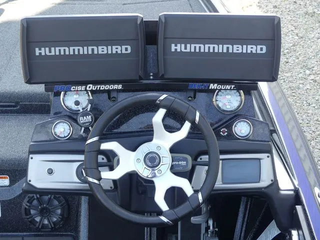 Slide: The Image of Nitro Z21 Pro 2022 dashboard with Humminbird displays. - 31
