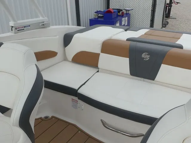 Slide: The Image of Interior of 2023 Chaparral 21 Surf boat with stylish seating. - 29