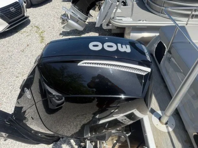 Slide: The Image of Outboard motor of a 2023 Bennington 25 RTSB boat on a dock. - 13