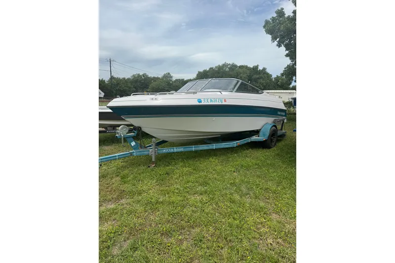 The Image of 1994 Four Winns 200 Horizon boat on trailer, parked on grass. - 0