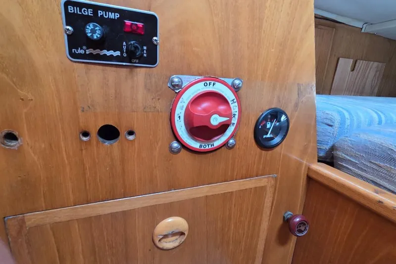 Slide: The Image of Main battery switch, bilge pump, and fuel level - 16