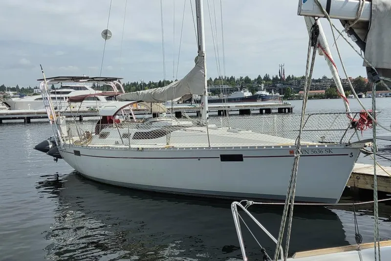 Slide: The Image of 1988 Beneteau Oceanis 350 "Sea Squatch" - 24