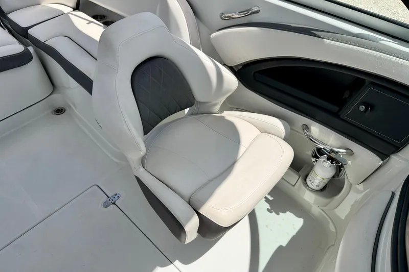 Slide: The Image of Interior of 2022 Crownline 260 XSS boat featuring a plush captain's chair. - 23