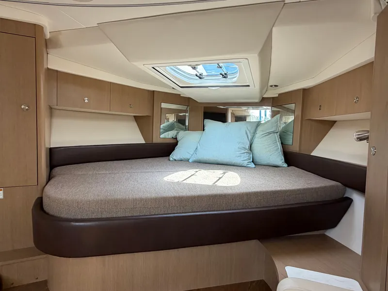 Slide: The Image of Sea Ray Sundancer 350 Coupe 2019 - 22