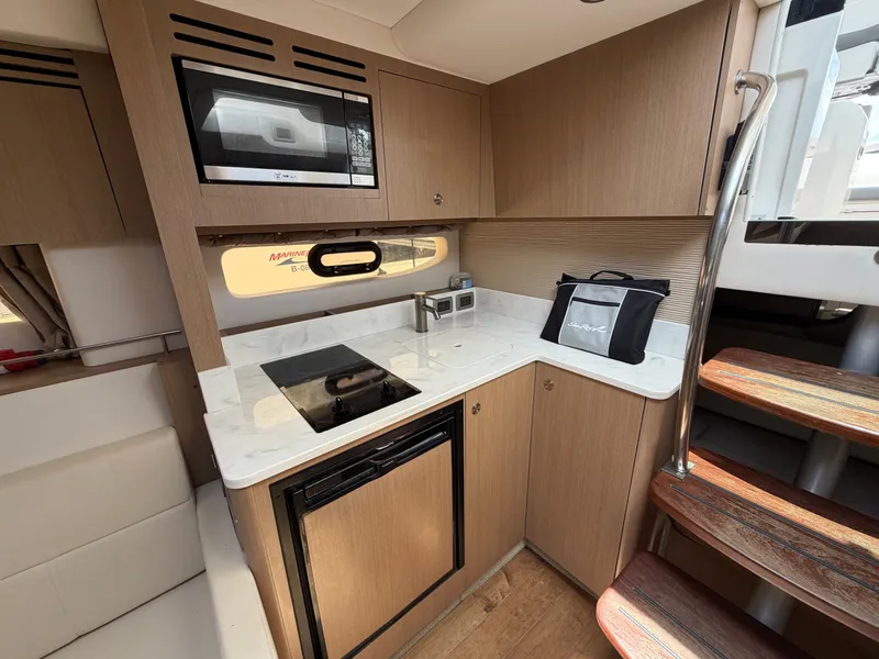 Slide: The Image of Sea Ray Sundancer 350 Coupe 2019 - 23