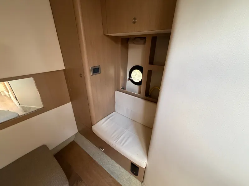 Slide: The Image of Sea Ray Sundancer 350 Coupe 2019 - 25