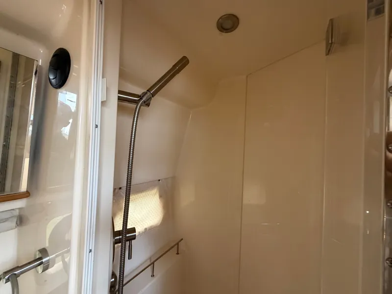 Slide: The Image of Sea Ray Sundancer 350 Coupe 2019 - 33