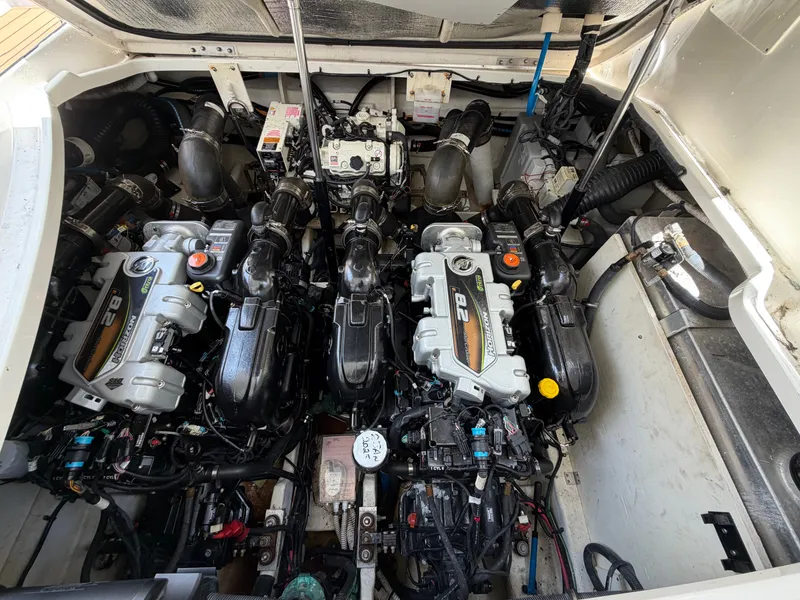 Slide: The Image of Sea Ray Sundancer 350 Coupe 2019 - 38