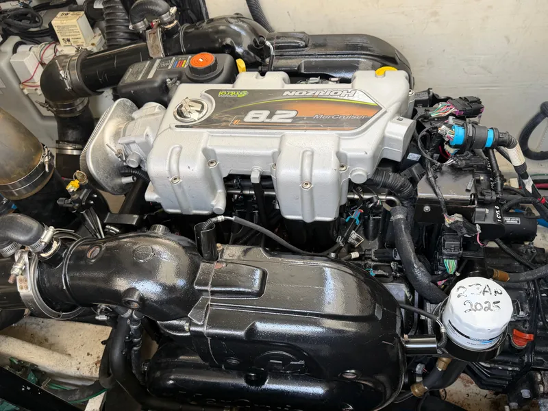 Slide: The Image of Sea Ray Sundancer 350 Coupe 2019 - 42