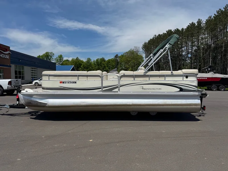 The Image of 2007 Bennington 2250RL pontoon boat parked outdoors. - 1