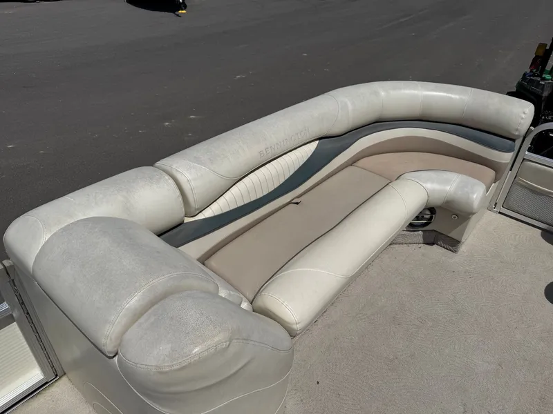 Slide: The Image of Bennington 2250RL 2007 boat seating in light leather. - 10