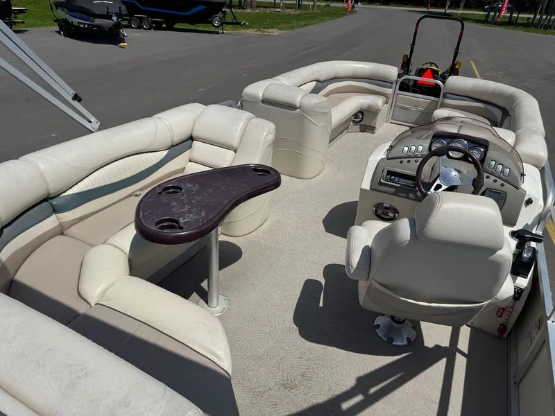 Slide: The Image of Interior of a 2007 Bennington 2250RL pontoon boat with seating. - 18