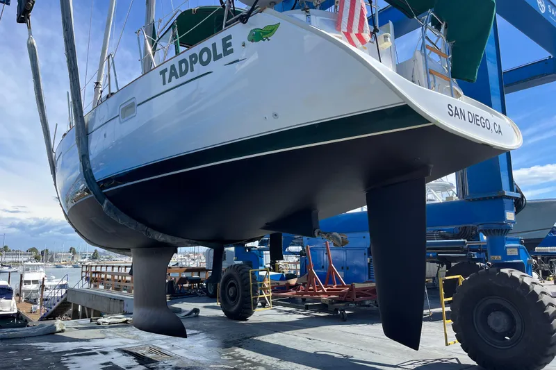Slide: The Image of 2005 Beneteau Oceanis Clipper 423 sailboat, named Tadpole, in San Diego marina. - 78