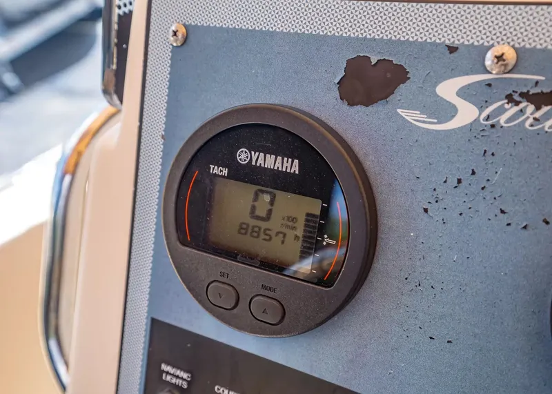 Slide: The Image of Yamaha tachometer on Scout 195 Sportfish 2022 boat. - 10