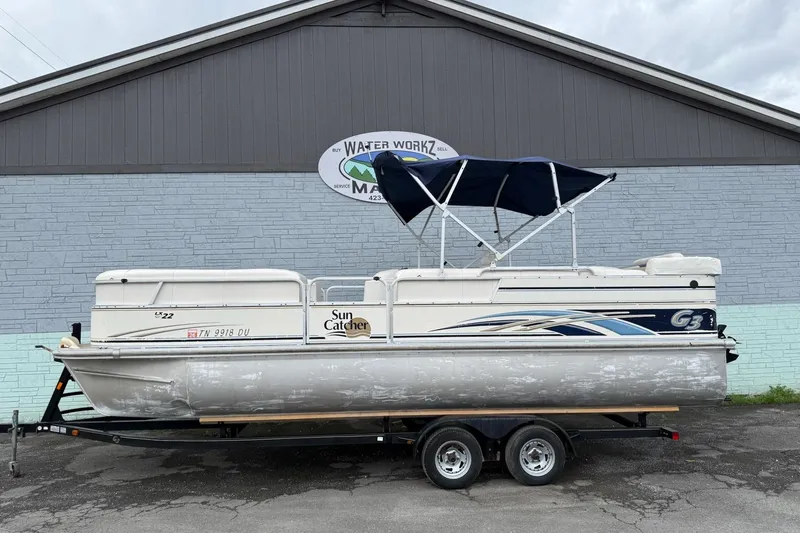 The Image of 2007 SunCatcher LX 22 SE pontoon boat with trailer. - 1