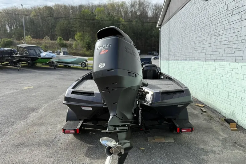 Slide: The Image of iKon LXE20 boat with Suzuki 250 HP engine, 2026 model. - 6