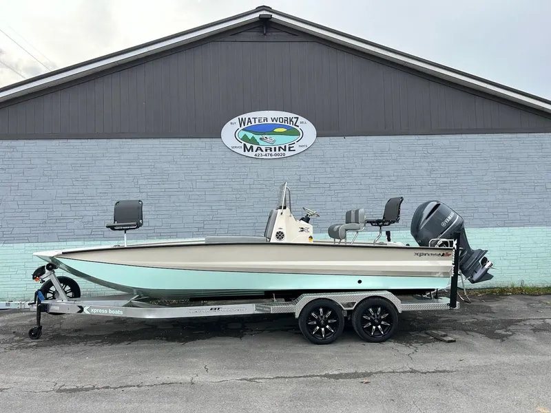 The Image of 2025 Xpress X23 Bay Lounge boat in front of marine shop. - 1