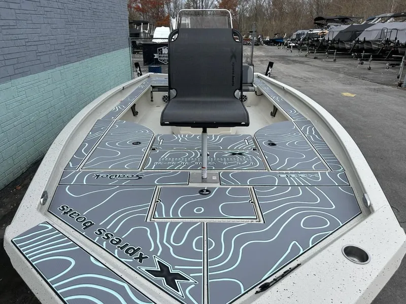 Slide: The Image of 2025 Xpress X23 Bay Lounge boat with modern design. - 9